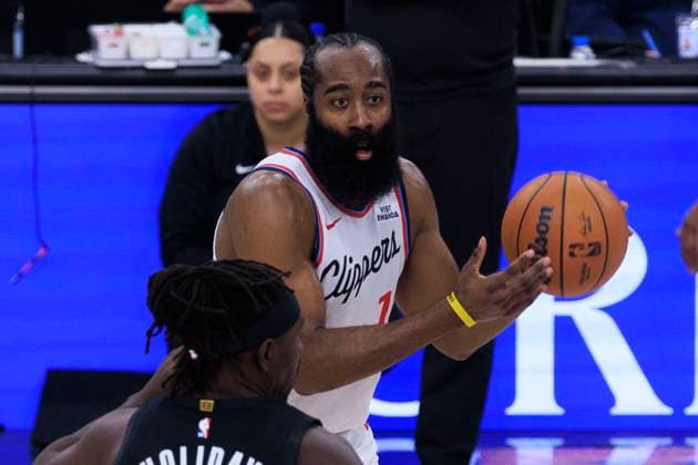October 26, 2025, Inglewood, California, USA: James Harden 1 of the Los Angeles Clippers passes the ball during their regular season NBA, Basketball Herren, USA game against the Portland Trail Blazers on Sunday October 26, 2025 at Intuit Dome in Inglewood, California. Clippers defeat Trail Blazers, 114-107. ARIANA RUIZ PI Inglewood USA - ZUMAp124 20251026_zaa_p124_009 Copyright: xArianaxRuizx