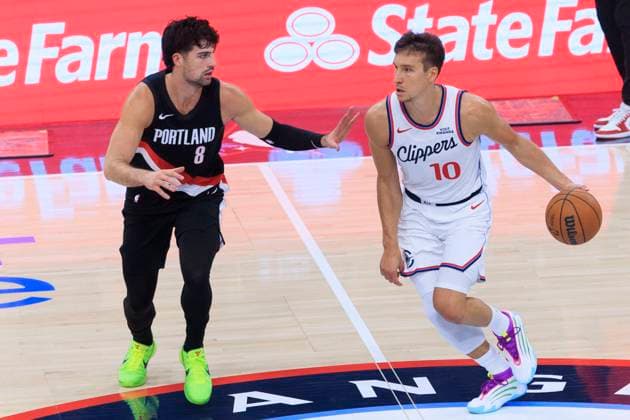 October 26, 2025, Inglewood, California, USA: Deni Avdija 8 of the Portland Trail Blazers defends against Bogdan Bogdanovic 10 of the Los Angeles Clippers during their regular season NBA, Basketball Herren, USA game on Sunday October 26, 2025 at Intuit Dome in Inglewood, California. Clippers defeat Trail Blazers, 114-107. ARIANA RUIZ PI Inglewood USA - ZUMAp124 20251026_zaa_p124_013 Copyright: xArianaxRuizx