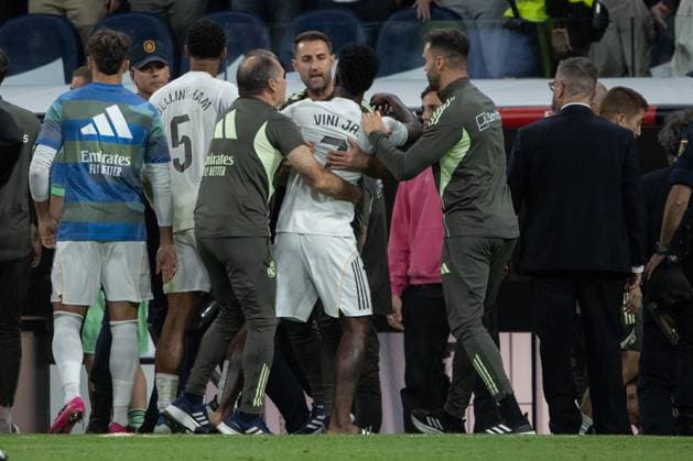 La Liga 25 26 Real Madrid FC Barcelona, Barca Spain - 26 Oct 2025 A Real Madrid worker holds Vinicius Jr. (7) EA SPORTS La Liga 2025-2026 match between Real Madrid and FC Barcelona, ??played at the Santiago Bernabéu Stadium. Final score: Real Madrid 2 - 1 FC Barcelona Madrid Spain Copyright: xDavidxCanalesx xSOPAxImagesx DCLaLigaRealMadridFCBarcelona251026-005