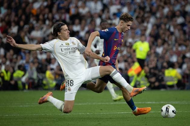 La Liga 25 26 Real Madrid FC Barcelona, Barca Spain - 26 Oct 2025 Álvaro Carreras (L) of Real Madrid fights for the ball with Fermín López Marín (R) FC Barcelona EA SPORTS La Liga 2025-2026 match between Real Madrid and FC Barcelona, ??played at the Santiago Bernabéu Stadium. Final score: Real Madrid 2 - 1 FC Barcelona Madrid Spain Copyright: xDavidxCanalesx xSOPAxImagesx DCLaLigaRealMadridFCBarcelona251026-031