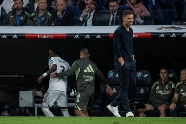 October 26, 2025, Madrid, Spain: A Real Madrid worker holds Vinicius Jr. (7) behind Xabi Alonso, Real Madrid coach EA SPORTS La Liga 2025-2026 match between Real Madrid and FC Barcelona, Barca ??played at the Santiago BernabÃ u Stadium. .Final score: Real Madrid 2 - 1 FC Barcelona Madrid Spain - ZUMAs197 20251026_aaa_s197_282 Copyright: xDavidxCanalesx