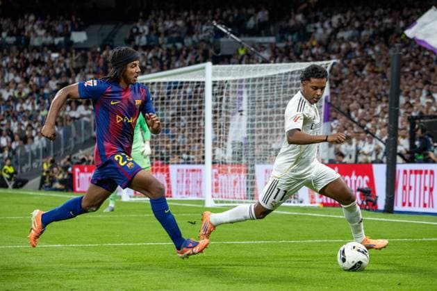 October 26, 2025, Madrid, Spain: FC Barcelona, Barca s Jules KoundÃ (L) and Real Madrid s Rodrygo Goes (R) battle for the ball EA SPORTS La Liga 2025-2026 match between Real Madrid and FC Barcelona, ??played at the Santiago BernabÃ u Stadium. .Final score: Real Madrid 2 - 1 FC Barcelona Madrid Spain - ZUMAs197 20251026_aaa_s197_283 Copyright: xDavidxCanalesx