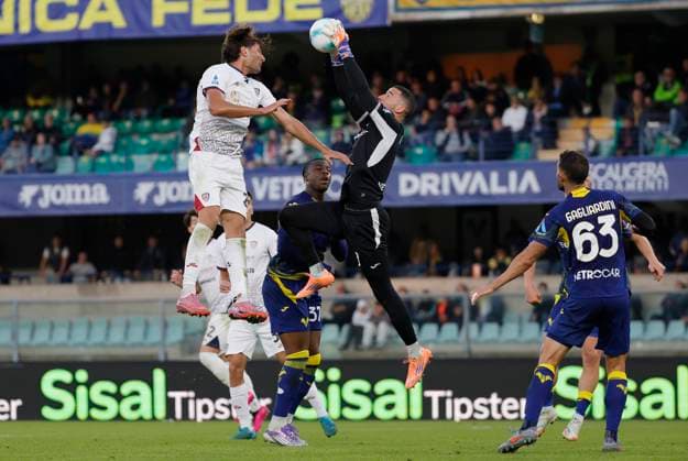 October 26, 2025, Verona, Italy: Lorenzo Montipo of Hellas Verona FC during the Italian Serie A soccer match Hellas Verona FC vs Cagliari Calcio at Marcantonio Bentegodi Stadium..Final score Hellas Verona FC 2:2 Cagliari Calcio Verona Italy - ZUMAs197 20251026_aaa_s197_358 Copyright: xEmanuelexPennacchiox