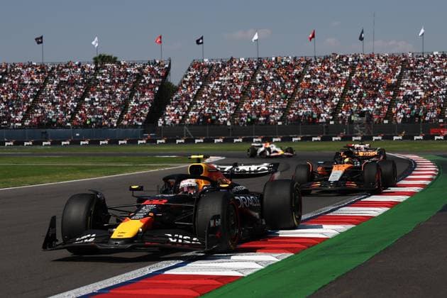 F1 Grand Prix Of Mexico City 2025 Yuki Tsunoda of Red Bull Racing and Oscar Piastri of McLaren during the Formula 1 Grand Prix of Mexico City at Autodromo Hermanos Rodriguez in Mexico City, Mexico on October 26, 2025. Mexico City Mexico  Copyright: xJakubxPorzyckix originalFilename:porzycki-f1grandp251026_npeeZ.jpg