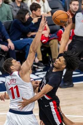 October 26, 2025, Inglewood, California, USA: Portland Trail Blazers Shaedon Sharpe (17) goes to the basket against Los Angeles Clippers Brook Lopez (11) during an NBA, Basketball Herren, USA basketball game, in Inglewood, Calf. Sunday, Oct. 26, 2025. Inglewood USA - ZUMAc68_ 20251026_zaf_c68_010 Copyright: xRingoxChiux