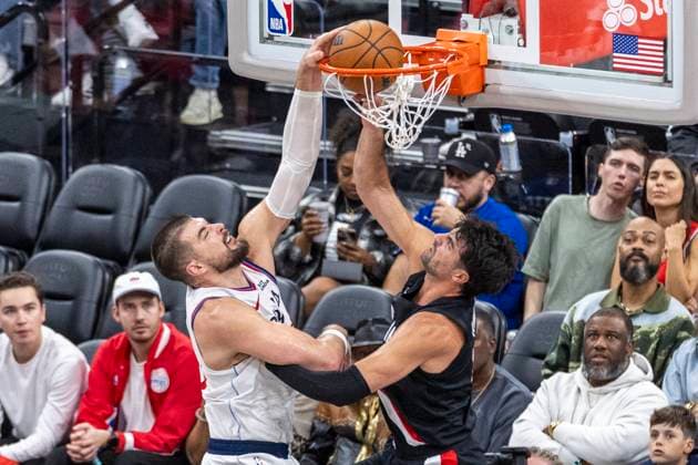 October 26, 2025, Inglewood, California, USA: Los Angeles Clippers Ivica Zubac (40) dunks against Portland Trail Blazers Deni Avdija (8) during an NBA, Basketball Herren, USA basketball game, in Inglewood, Calf. Sunday, Oct. 26, 2025. Inglewood USA - ZUMAc68_ 20251026_zaf_c68_018 Copyright: xRingoxChiux