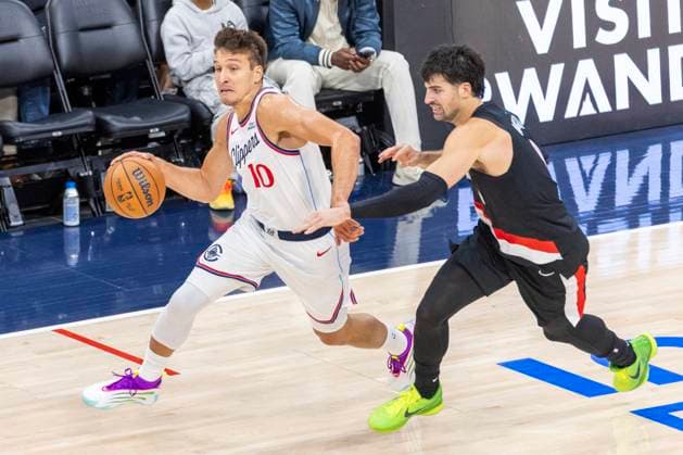 October 26, 2025, Inglewood, California, USA: Los Angeles Clippers Bogdan Bogdanoviġ (10) drives past Portland Trail Blazers Deni Avdija (8) during an NBA, Basketball Herren, USA basketball game, in Inglewood, Calf. Sunday, Oct. 26, 2025. Inglewood USA - ZUMAc68_ 20251026_zaf_c68_024 Copyright: xRingoxChiux
