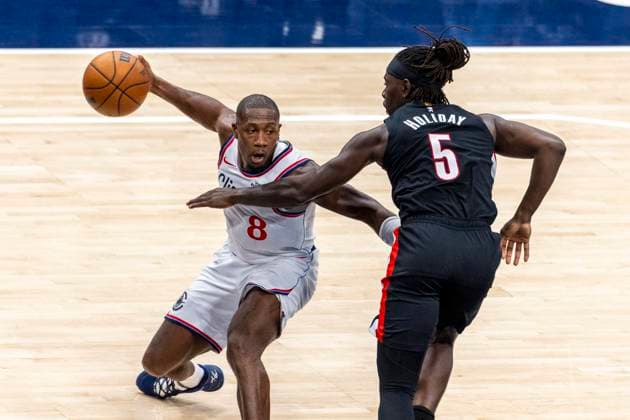 October 26, 2025, Inglewood, California, USA: Los Angeles Clippers Kris Dunn (8) drives against Portland Trail Blazers Jrue Holiday (5) during an NBA, Basketball Herren, USA basketball game, in Inglewood, Calf. Sunday, Oct. 26, 2025. Inglewood USA - ZUMAc68_ 20251026_zaf_c68_030 Copyright: xRingoxChiux