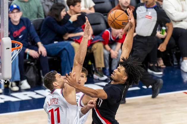 October 26, 2025, Inglewood, California, USA: Portland Trail Blazers Shaedon Sharpe (17) goes to the basket against Los Angeles Clippers Brook Lopez (11) during an NBA, Basketball Herren, USA basketball game, in Inglewood, Calf. Sunday, Oct. 26, 2025. Inglewood USA - ZUMAc68_ 20251026_zaf_c68_034 Copyright: xRingoxChiux