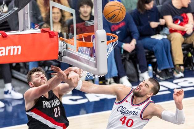 October 26, 2025, Inglewood, California, USA: Los Angeles Clippers Ivica Zubac (40) and Portland Trail Blazers Donovan Clingan (23) vie for the rebound during an NBA, Basketball Herren, USA basketball game, in Inglewood, Calf. Sunday, Oct. 26, 2025. Inglewood USA - ZUMAc68_ 20251026_zaf_c68_053 Copyright: xRingoxChiux