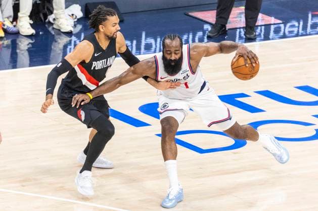 NBA, Basketball Herren, USA 2025: Clipper 117:104 Trail Blazers Los Angeles Clippers James Harden (1) drives against Portland Trail Blazers Matisse Thybulle (4) during an NBA basketball game, in Inglewood Los Angeles United States Copyright: xRingoxChiux xSOPAxImagesx 20251026RC.Clippers025