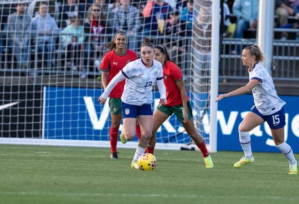October 26, 2025, Bronx, New York, USA: Olivia Moultrie (13) of USWNT controls the ball during friendly game against Portugal at Pratt & Whitney Stadium at Rentschler Field in East Hartford, CT on October 26, 2025. USWNT won 3 - 1. Bronx USA - ZUMAr339 20251026_znp_r339_006 Copyright: xLevxRadinx