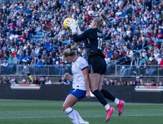 October 26, 2025, Bronx, New York, USA: Goalkeeper Claudia Dickey (18) of USWNT saves during friendly game against Portugal at Pratt & Whitney Stadium at Rentschler Field in East Hartford, CT on October 26, 2025. USWNT won 3 - 1. Bronx USA - ZUMAr339 20251026_znp_r339_051 Copyright: xLevxRadinx