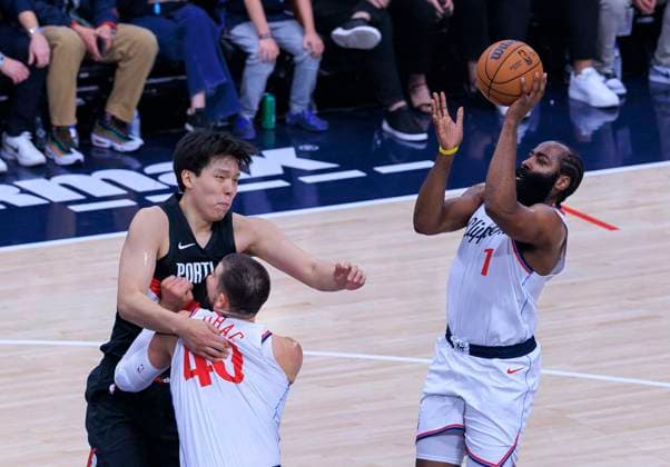 October 26, 2025, Inglewood, California, USA: Yang Hansen 16 of the Portland Trail Blazers battles for position with Ivica Zubac 40 of the Los Angeles Clippers as James Harden 1 puts up a shot during their 2025 NBA, Basketball Herren, USA regular season game on Sunday October 26, 2025 at Intuit Dome Arena in Inglewood, California. Clippers defeat Trail Blazers, 114-107. JAVIER ROJAS PI Inglewood USA - ZUMAp124 20251026_zaa_p124_042 Copyright: xJavierxRojasx