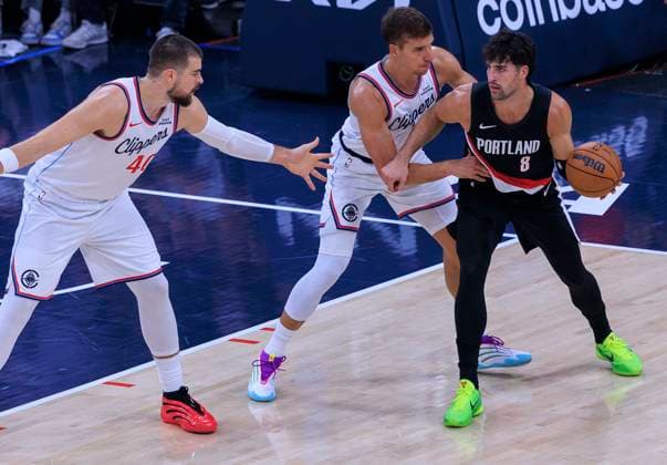 October 26, 2025, Inglewood, California, USA: Bogdan Bogdanovic 10 of the Los Angeles Clippers and Ivica Zubac 40 defend against Deni Avdija 8 of the Portland Trail Blazers during their 2025 NBA, Basketball Herren, USA regular season game on Sunday October 26, 2025 at Intuit Dome Arena in Inglewood, California. Clippers defeat Trail Blazers, 114-107. JAVIER ROJAS PI Inglewood USA - ZUMAp124 20251026_zaa_p124_048 Copyright: xJavierxRojasx