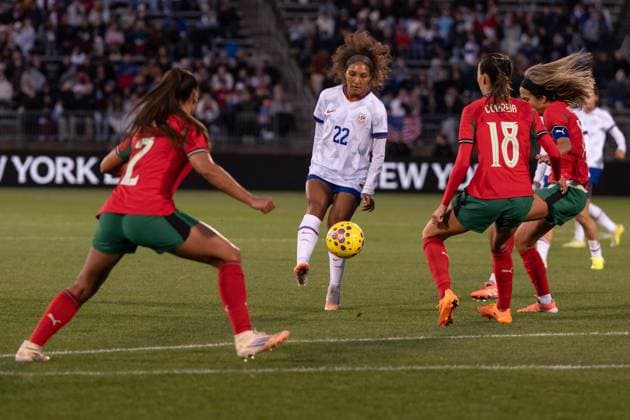 October 26, 2025, Bronx, New York, USA: Yazmeen Ryan (22) of USWNT controls the ball during friendly game against Portugal at Pratt & Whitney Stadium at Rentschler Field in East Hartford, CT on October 26, 2025. USWNT won 3 - 1. Bronx USA - ZUMAr339 20251026_znp_r339_069 Copyright: xLevxRadinx