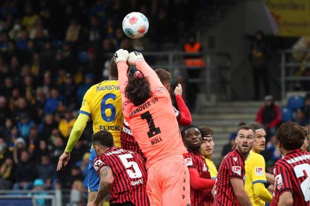 Braunschweig vs Hannover, 2 BL Braunschweig, 26 10 2025, FUßBALL Eintracht Braunschweig vs Hannover 96, 2 BL, Season 2025 26 Florian Flick Eintracht Braunschweig , Goalkeeper Nahuell Noll Hannover 96 Braunschweig