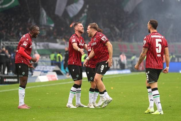 Braunschweig vs Hannover, 2 BL Braunschweig, 26 10 2025, FOOTBALL Eintracht Braunschweig vs Hannover 96, 2 BL, Season 2025 26 Benjamin Källman Hannover 96 celebrates with teammates after his goal to make it 0 1 Braunschweig