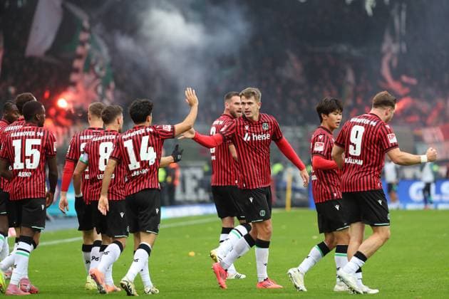 Braunschweig vs Hannover, 2 BL Braunschweig, 26 10 2025, FOOTBALL Eintracht Braunschweig vs Hannover 96, 2 BL, Season 2025 26 Benjamin Källman Hannover 96 celebrates with teammates after his goal to make it 0 1 Braunschweig
