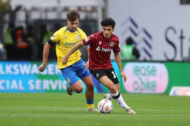 Braunschweig vs Hannover, 2 BL Braunschweig, 26 10 2025, FOOTBALL Eintracht Braunschweig vs Hannover 96, 2 BL, Season 2025 26 Max Marie Eintracht Braunschweig , Husseyn Chakroun Hannover 96 Braunschweig