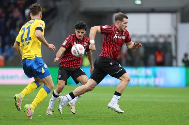 Braunschweig vs Hannover, 2 BL Braunschweig, 26 10 2025, FUßBALL Eintracht Braunschweig vs Hannover 96, 2 BL, Season 2025 26 Kevin Ehlers Eintracht Braunschweig , Husseyn Chakroun Hannover 96 , Benjamin Källman Hannover 96 Braunschweig