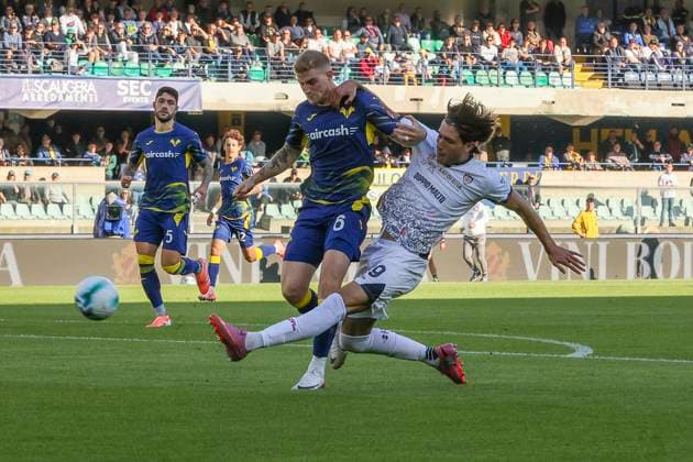 Hellas Verona FC v Cagliari Calcio - Serie A Gennaro Borrelli of Cagliari Calcio plays the ball during the Hellas Verona FC vs Cagliari Calcio, 8th Serie A Enilive 2025-26 game at Marcantonio Bentegodi stadium in Verona, Italy, on October 26, 2025. Verona Italy  Copyright: xDavidexCasentinix originalFilename:casentini-hellasve251026_npyVZ.jpg