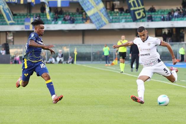Hellas Verona FC v Cagliari Calcio - Serie A Ryad Idrissi of Cagliari Calcio crosses the ball during the Hellas Verona FC vs Cagliari Calcio, 8th Serie A Enilive 2025-26 game at Marcantonio Bentegodi Stadium in Verona, Italy, on October 26, 2025. Verona Italy  Copyright: xDavidexCasentinix originalFilename:casentini-hellasve251026_np19R.jpg