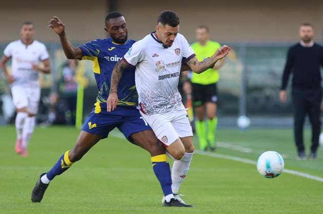 Hellas Verona FC v Cagliari Calcio - Serie A Gianluca Gaetano of Cagliari Calcio competes for the ball with Jean-Daniel Akpa Akpro of Hellas Verona FC during the Hellas Verona FC vs Cagliari Calcio, 8th Serie A Enilive 2025-26 game at Marcantonio Bentegodi stadium in Verona, Italy, on October 26, 2025. Verona Italy  Copyright: xDavidexCasentinix originalFilename:casentini-hellasve251026_npYdO.jpg