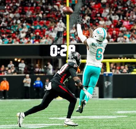 October 26, 2025: Miami Dolphins wide receiver Malik Washington (6) goes up to catch a pass as Atlanta Falcons cornerback Dee Alford (20) attempts to intercept during the game at Mercedes-Benz Stadium. - ZUMAw109 20251026_fap_w109_006 Copyright: xDebbyxWongx