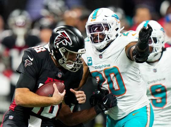 October 26, 2025: Atlanta Falcons quarterback Kirk Cousins (18)(L) gets sacked by Miami Dolphins linebacker Jordyn Brooks (20)sduring the game at Mercedes-Benz Stadium. - ZUMAw109 20251026_fap_w109_016 Copyright: xDebbyxWongx