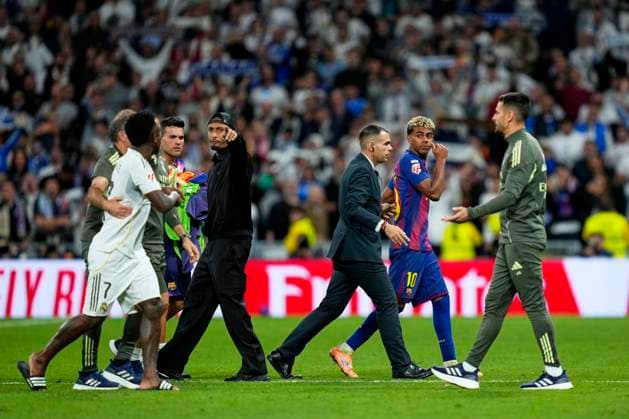 ESP: Real Madrid CF - FC Barcelona, Barca La Liga EA Sports. Date 10 Vinicius Junior of Real Madrid CF and Lamine Yamal of FC Barcelona during the La Liga EA Sports match between Real Madrid CF and FC Barcelona played at Santiago Bernabeu Stadium on October 26, 2025 in Madrid. kpng Copyright: xCesarxCebollax xPRESSINx PS_251026_RMA_BAR_2425_525