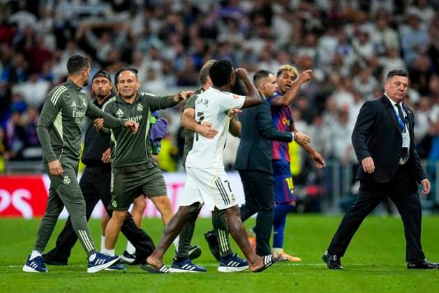 ESP: Real Madrid CF - FC Barcelona, Barca La Liga EA Sports. Date 10 Vinicius Junior of Real Madrid CF and Lamine Yamal of FC Barcelona during the La Liga EA Sports match between Real Madrid CF and FC Barcelona played at Santiago Bernabeu Stadium on October 26, 2025 in Madrid. kpng Copyright: xCesarxCebollax xPRESSINx PS_251026_RMA_BAR_2425_527