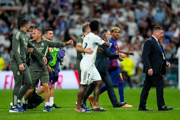 ESP: Real Madrid CF - FC Barcelona, Barca La Liga EA Sports. Date 10 Vinicius Junior of Real Madrid CF and Lamine Yamal of FC Barcelona during the La Liga EA Sports match between Real Madrid CF and FC Barcelona played at Santiago Bernabeu Stadium on October 26, 2025 in Madrid. kpng Copyright: xCesarxCebollax xPRESSINx PS_251026_RMA_BAR_2425_528