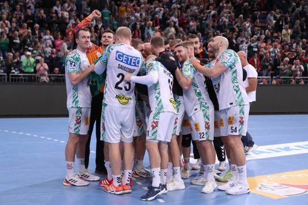 26 10 2025, xgox, Handball Daikin HBL, TSV Hannover Burgdorf SC Magdeburg emspor, v l Magdeburg cheering about the victory, cheering after the end of the game Hannover
