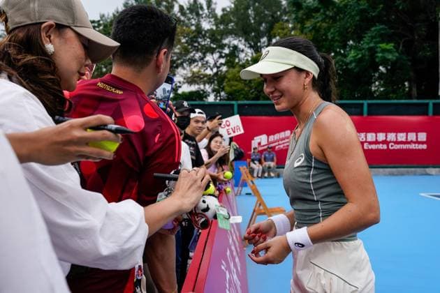 Hong Kong Tennis Open - Day 3 German tennis player Eva Lys interacting with fans after a match at the Hong Kong Tennis Open on October 27, 2025 in Hong Kong (Photo by Vernon Yuen Nexpher Images) Hong Kong