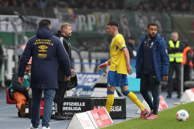 26 10 2025, xtgx, Soccer 2 Bundesliga, Eintracht Braunschweig Hannover 96 v l Erencan Yardimci Braunschweig, 9 after red card, sent off enttaeuscht, enttäuscht, schaut enttaeuscht, niedergeschlagen, disappointed DFL DFB REGULATIONS PROHIBIT ANY USE OF PHOTOGRAPHS as IMAGE SEQUENCES and or QUASI VIDEO Braunschweig