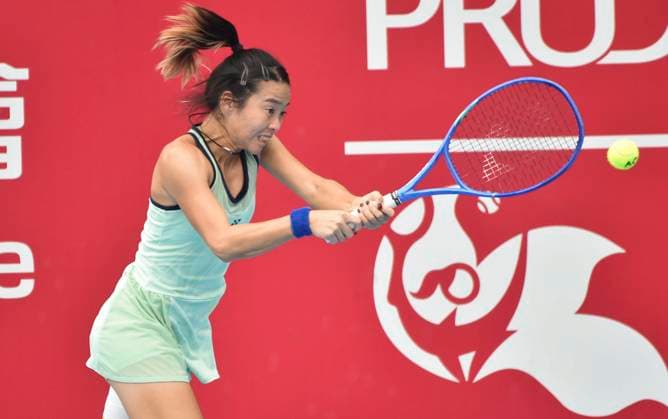 (251027) -- HONG KONG, Oct. 27, 2025 -- Ma Yexin hits a return during the women s singles round of 32 match between Ma Yexin of China and Cristina Bucsa of Spain at the WTA, Tennis Damen Hong Kong Open tennis tournament in Hong Kong, South China, Oct. 27, 2025. ) (SP)CHINA-HONG KONG-TENNIS-WTA HONG KONG OPEN (CN) LoxPingxFai 