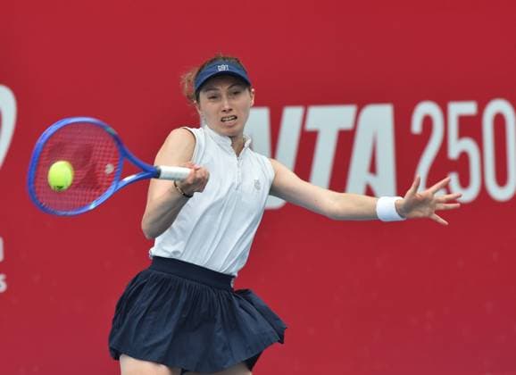 (251027) -- HONG KONG, Oct. 27, 2025 -- Cristina Bucsa hits a return during the women s singles round of 32 match between Ma Yexin of China and Cristina Bucsa of Spain at the WTA, Tennis Damen Hong Kong Open tennis tournament in Hong Kong, South China, Oct. 27, 2025. ) (SP)CHINA-HONG KONG-TENNIS-WTA HONG KONG OPEN (CN) LoxPingxFai 