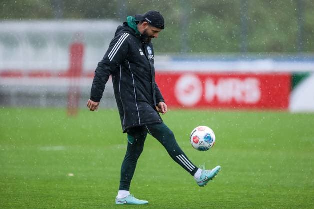 27 10 2025, Football, Season 2025 2026, Training FC Schalke 04, Coach Miron Muslic FC Schalke 04 is first on the pitch, Gelsenkirchen Training ground FC Schalke 04 NRW Germany xRHR PHOTO YYx Copyright: RHR-FOTOx RHR-FOTO YY