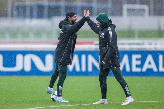 27 10 2025, Football, Season 2025 2026, Training FC Schalke 04, f l Coach Miron Muslic FC Schalke 04 high-fives with co-coach Tim Hoogland FC Schalke 04, Gelsenkirchen Training ground FC Schalke 04 NRW Germany xRHR PHOTO YYx Copyright: RHR-FOTOx RHR-FOTO YY