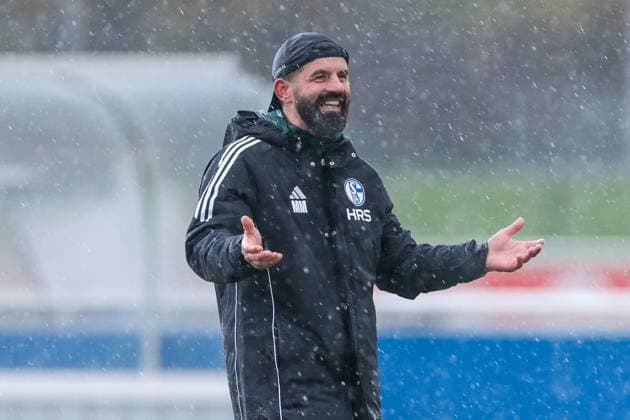 27 10 2025, Football, Season 2025 2026, Training FC Schalke 04, Coach Miron Muslic FC Schalke 04 stands in the rain and laughs, Gelsenkirchen Training ground FC Schalke 04 NRW Germany xRHR PHOTO YYx Copyright: RHR-FOTOx RHR-FOTO YY