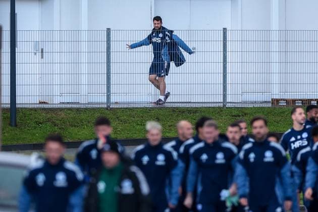 27.10.2025, Fussball, Saison 2025 2026, Training FC Schalke 04, Amin Younes (FC Schalke 04) zieht sich die Jacke an und versucht seine Mitspieler einzuholen, Gelsenkirchen Trainingsgelände FC Schalke 04 NRW Deutschland xRHR-FOTO YYx *** 27 10 2025, Football, Season 2025 2026, Training FC Schalke 04, Amin Younes FC Schalke 04 puts on his jacket and tries to catch up with his teammates, Gelsenkirchen Training ground FC Schalke 04 NRW Germany xRHR PHOTO YYx Copyright: RHR-FOTOx RHR-FOTO YY