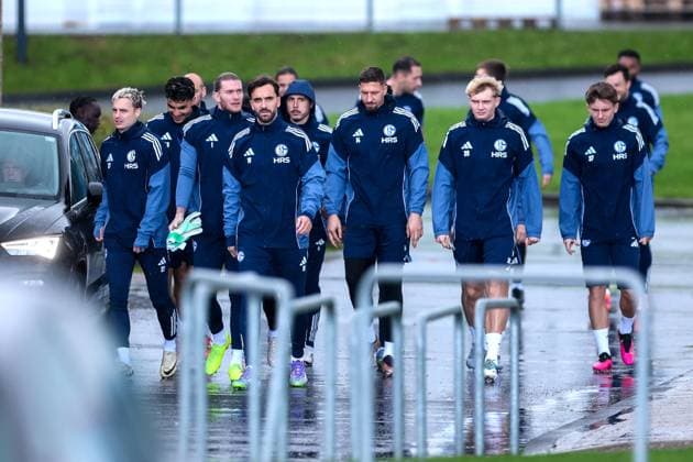 27 10 2025, Football, Season 2025 2026, Training FC Schalke 04, f l Finn Porath FC Schalke 04 , Mertcan Ayhan FC Schalke 04 , Goalkeeper Loris Karius FC Schalke 04 , Kenan Karaman FC Schalke 04 , Ron Schallenberg FC Schalke 04 , Janik Bachmann FC Schalke 04 , Peter Remmert FC Schalke 04 , Max Grüger FC Schalke 04 go to training, Gelsenkirchen Training ground FC Schalke 04 NRW Germany xRHR PHOTO YYx Copyright: RHR-FOTOx RHR-FOTO YY