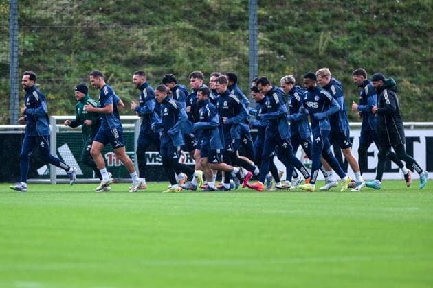 27 10 2025, Football, Season 2025 2026, Training FC Schalke 04, The S04 players warm up, Gelsenkirchen Training ground FC Schalke 04 NRW Germany xRHR PHOTO YYx Copyright: RHR-FOTOx RHR-FOTO YY
