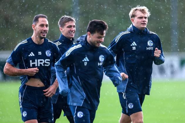 27 10 2025, Football, Season 2025 2026, Training FC Schalke 04, f l Nikola Katic FC Schalke 04 , Felipe Sanchez FC Schalke 04 , Adrian Gantenbein FC Schalke 04 , Peter Remmert FC Schalke 04 , Gelsenkirchen Training ground FC Schalke 04 NRW Germany xRHR PHOTO YYx Copyright: RHR-FOTOx RHR-FOTO YY