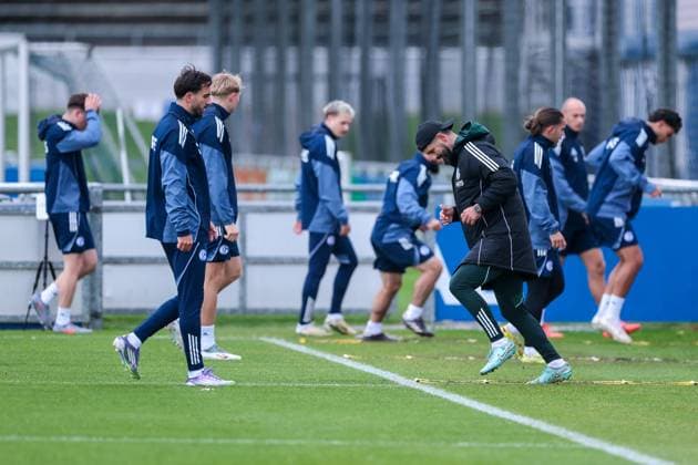 27 10 2025, Football, Season 2025 2026, Training FC Schalke 04, Coach Miron Muslic FC Schalke 04 does the unit together with his players, Gelsenkirchen Training ground FC Schalke 04 NRW Germany xRHR PHOTO YYx Copyright: RHR-FOTOx RHR-FOTO YY