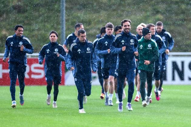 27 10 2025, Football, Season 2025 2026, Training FC Schalke 04, The S04 players warm up, f l Anton Donkor FC Schalke 04 , Soufiane El Faouzi FC Schalke 04 , Ron Schallenberg FC Schalke 04 , Kenan Karaman FC Schalke 04 , Rehab coach Marc Thum FC Schalke 04 , Gelsenkirchen training ground FC Schalke 04 NRW Germany xRHR PHOTO YYx Copyright: RHR-FOTOx RHR-FOTO YY