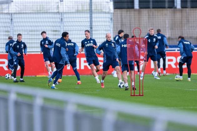 27 10 2025, Football, Season 2025 2026, Training FC Schalke 04, f l Anton Donkor FC Schalke 04 , Henning Matriciani FC Schalke 04 , Gelsenkirchen Training ground FC Schalke 04 NRW Germany xRHR PHOTO YYx Copyright: RHR-FOTOx RHR-FOTO YY