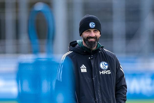 27 10 2025, Football, Season 2025 2026, Training FC Schalke 04, Coach Miron Muslic FC Schalke 04 laughs, Gelsenkirchen Training ground FC Schalke 04 NRW Germany xRHR PHOTO YYx Copyright: RHR-FOTOx RHR-FOTO YY