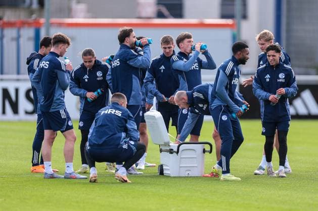 27 10 2025, Football, Season 2025 2026, Training FC Schalke 04, f l Dylan Leonard FC Schalke 04 , Mauro Zalazar FC Schalke 04 , Kenan Karaman FC Schalke 04 , Felipe Sanchez FC Schalke 04 , Max Grüger FC Schalke 04 , Henning Matriciani FC Schalke 04 , Moussa Sylla FC Schalke 04 , Peter Remmert FC Schalke 04 , Soufiane El Faouzi FC Schalke 04 , Gelsenkirchen training ground FC Schalke 04 NRW Germany xRHR PHOTO YYx Copyright: RHR-FOTOx RHR-FOTO YY